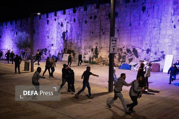 حمله رژیم صهیونیستی به خبرنگاران در مسجدالاقصی/مچ دست خبرنگار سی‌ان‌ان شکست