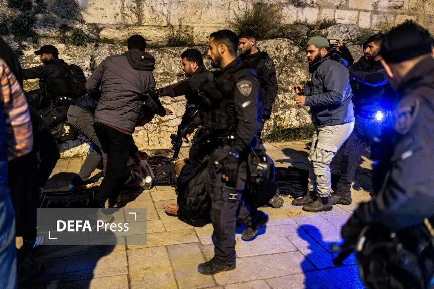 حمله رژیم صهیونیستی به خبرنگاران در مسجدالاقصی/مچ دست خبرنگار سی‌ان‌ان شکست