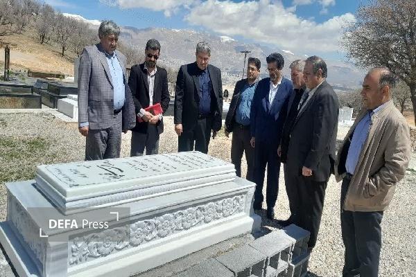 ادای احترام مدیرکل تعاون، کار و رفاه اجتماعی کهگیلویه و بویراحمد بر مزار شهیده «پوران قلیپور» ادای احترام مدیرکل تعاون، کار و رفاه اجتماعی کهگیلویه و بویراحمد بر مزار شهیده «پوران قلیپور»