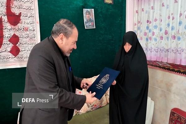 مدیرکل حفظ آثار کرمان با خانواده دانش‌آموز شهید «محمدمهدی حسین‌خانی» دیدار کرد+تصاویر