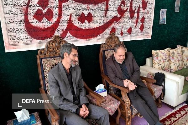 مدیرکل حفظ آثار کرمان با خانواده دانش‌آموز شهید «محمدمهدی حسین‌خانی» دیدار کرد+تصاویر