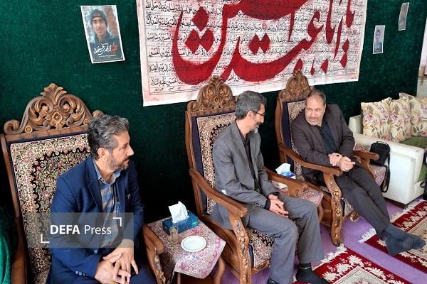 مدیرکل حفظ آثار کرمان با خانواده دانش‌آموز شهید «محمدمهدی حسین‌خانی» دیدار کرد+تصاویر