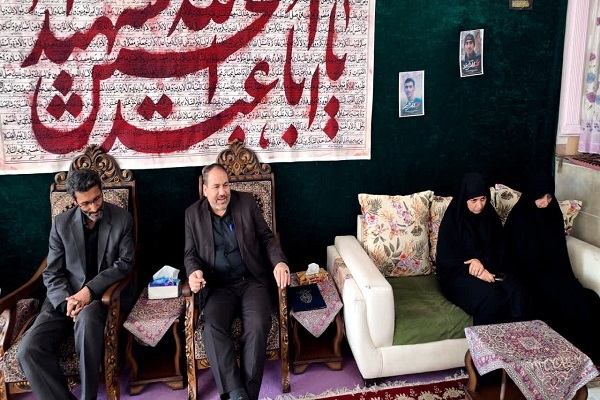 دیدار سرهنگ پاداش با خانواده دانش‌آموز شهید «محمدمهدی حسین‌خانی»+ تصاویر