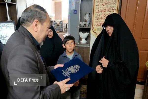 مدیرکل حفظ آثار کرمان با خانواده دانش‌آموز شهید «امیرمحمد احمدی» دیدار کرد+تصاویر