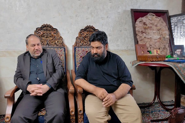 مدیرکل حفظ آثار کرمان با خانواده دانش‌آموز شهید «امیرمحمد احمدی» دیدار کرد+تصاویر