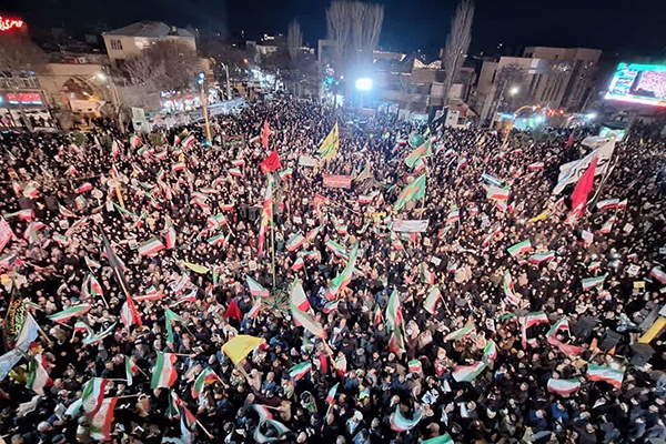 فیلم/ لحظه اهتزاز پرچم ایران اسلامی و احترام نظامی مردم اردبیل