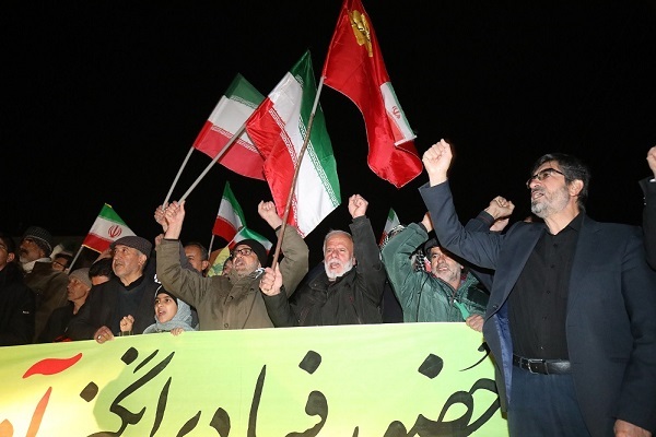 تصاویر/ بدرقه با شکوه ۳ سرباز شهید بر دوش مردم چهارمحال و بختیاری