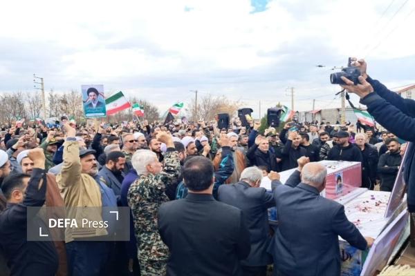 مراسم تشییع و تدفین شهدای نجف‌آباد در روستای قمیک تاکستان برگزار شد