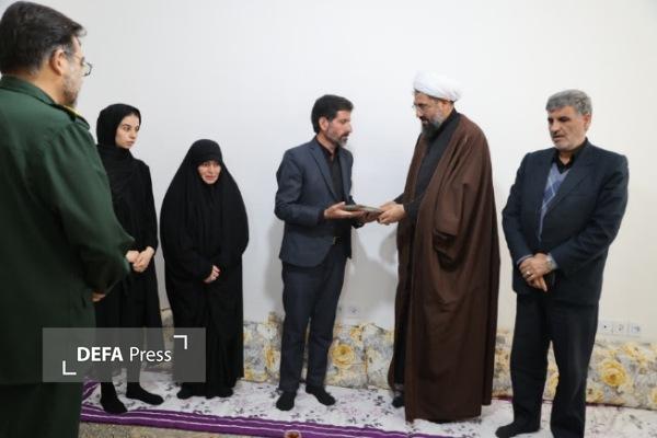 دیدار مسئولان استان همدان با خانواده شهدای جنگ رمضان + تصاویر