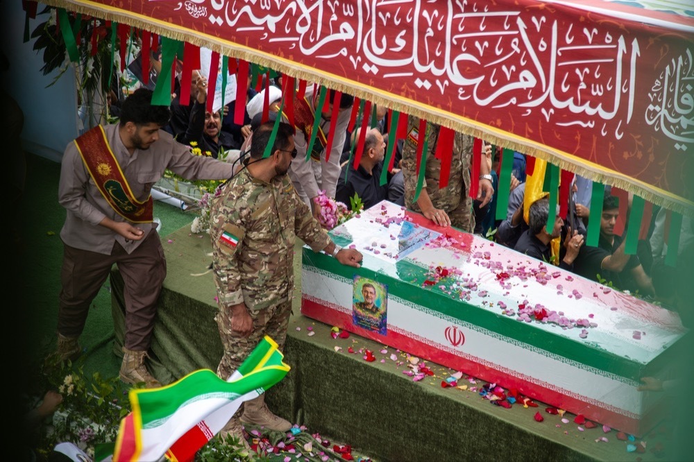 تصاویر/ سنگ تمام مردم بندرعباس در وداع با فرمانده مدافع خلیج فارس