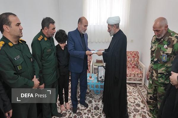 حضور در کنار خانواده شهدا، ادای دین نسبت به جایگاه والای شهادت است حضور در کنار خانواده شهدا، ادای دین نسبت به جایگاه والای شهادت است