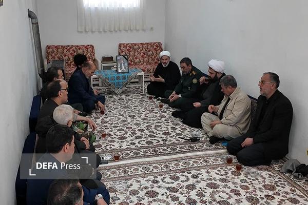 حضور در کنار خانواده شهدا، ادای دین نسبت به جایگاه والای شهادت است حضور در کنار خانواده شهدا، ادای دین نسبت به جایگاه والای شهادت است