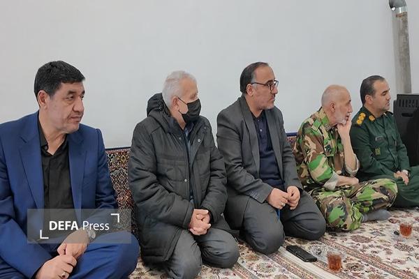 حضور در کنار خانواده شهدا، ادای دین نسبت به جایگاه والای شهادت است حضور در کنار خانواده شهدا، ادای دین نسبت به جایگاه والای شهادت است