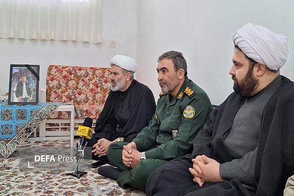 حضور در کنار خانواده شهدا، ادای دین نسبت به جایگاه والای شهادت است حضور در کنار خانواده شهدا، ادای دین نسبت به جایگاه والای شهادت است