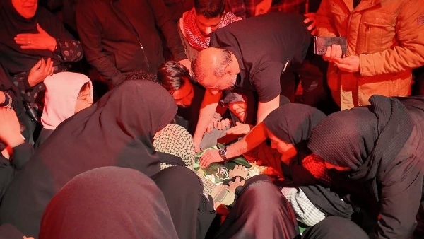 فیلم/ وداع خانواده و رفقای شهیدان امیدواری و رحیمیان