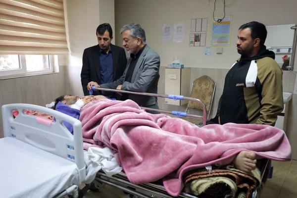 عیادت مدیرکل بنیاد شهید البرز از مجروحان جنگ رمضان