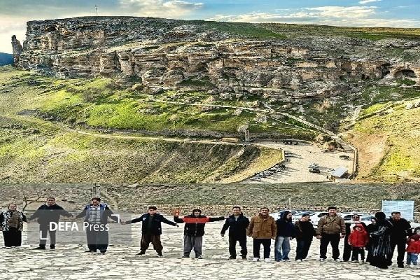 برای حفاظت از آثار تاریخی غار باستانی کرفتو کردستان زنجیره انسانی تشکیل شد برای حفاظت از آثار تاریخی غار باستانی کرفتو کردستان زنجیره انسانی تشکیل شد