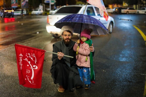 فیلم/ حماسه اراکی‌ها زیر بارش باران/ برای حفظ ایران، سنگر ما خیابان