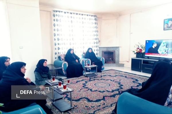 بانوان مدیر استان قزوین با خانواده‌های شهدای جنگ رمضان دیدار کردند