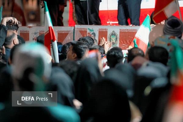 تجمع مردمی در کرمان همزمان با مراسم وداع با سه شهید هوانیروز برگزار شد+تصاویر