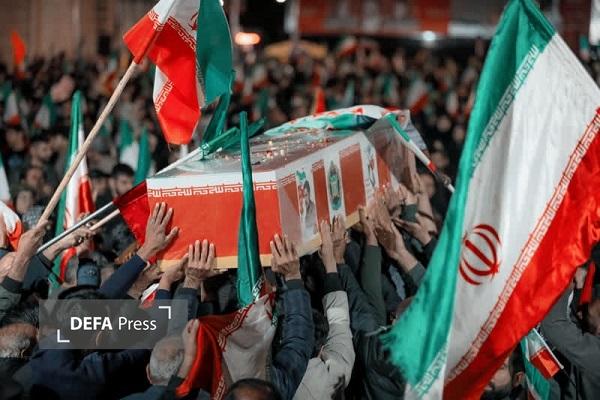 تجمع مردمی در کرمان همزمان با مراسم وداع با سه شهید هوانیروز برگزار شد+تصاویر