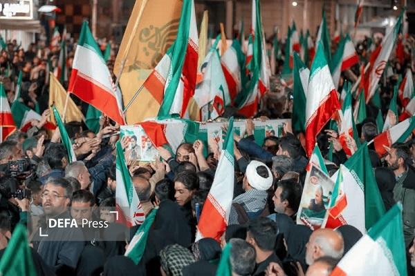 تجمع مردمی در کرمان همزمان با مراسم وداع با سه شهید هوانیروز برگزار شد+تصاویر