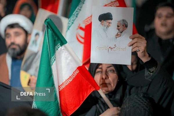 تجمع مردمی در کرمان همزمان با مراسم وداع با سه شهید هوانیروز برگزار شد+تصاویر