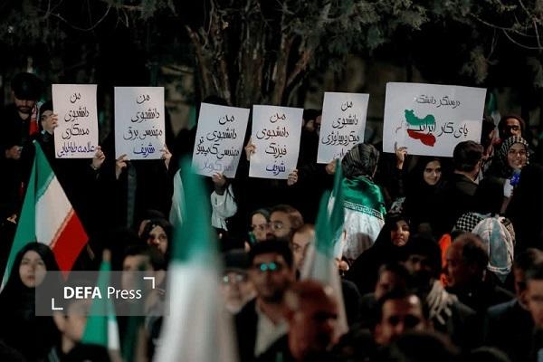 تجمع مردمی در کرمان همزمان با مراسم وداع با سه شهید هوانیروز برگزار شد+تصاویر