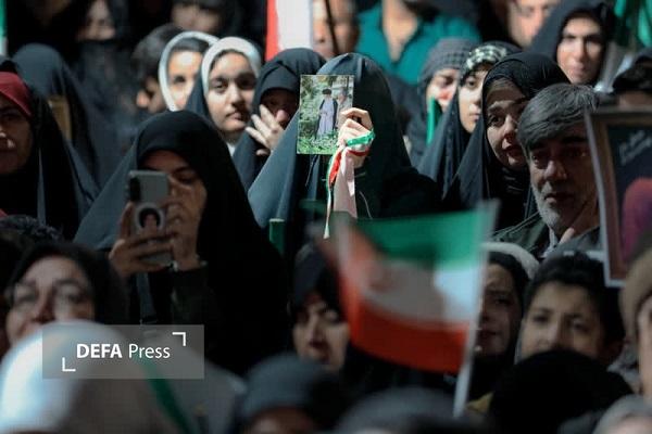 تجمع مردمی در کرمان همزمان با مراسم وداع با سه شهید هوانیروز برگزار شد+تصاویر