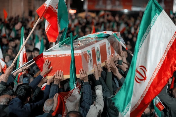 تجمع مردمی در کرمان همزمان با مراسم وداع با سه شهید هوانیروز برگزار شد+تصاویر