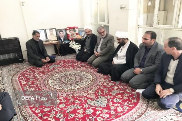 دیدار نماینده ولی‌فقیه در استان و امام جمعه ایلام با خانواده‌های معظم شهدای جنگ رمضان