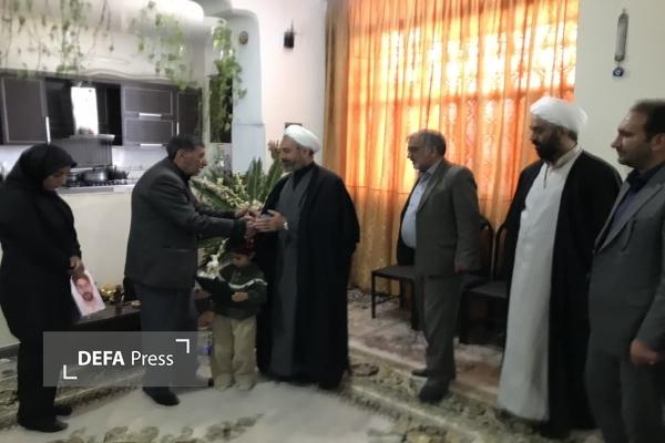دیدار نماینده ولی‌فقیه در استان و امام جمعه ایلام با خانواده‌های معظم شهدای جنگ رمضان