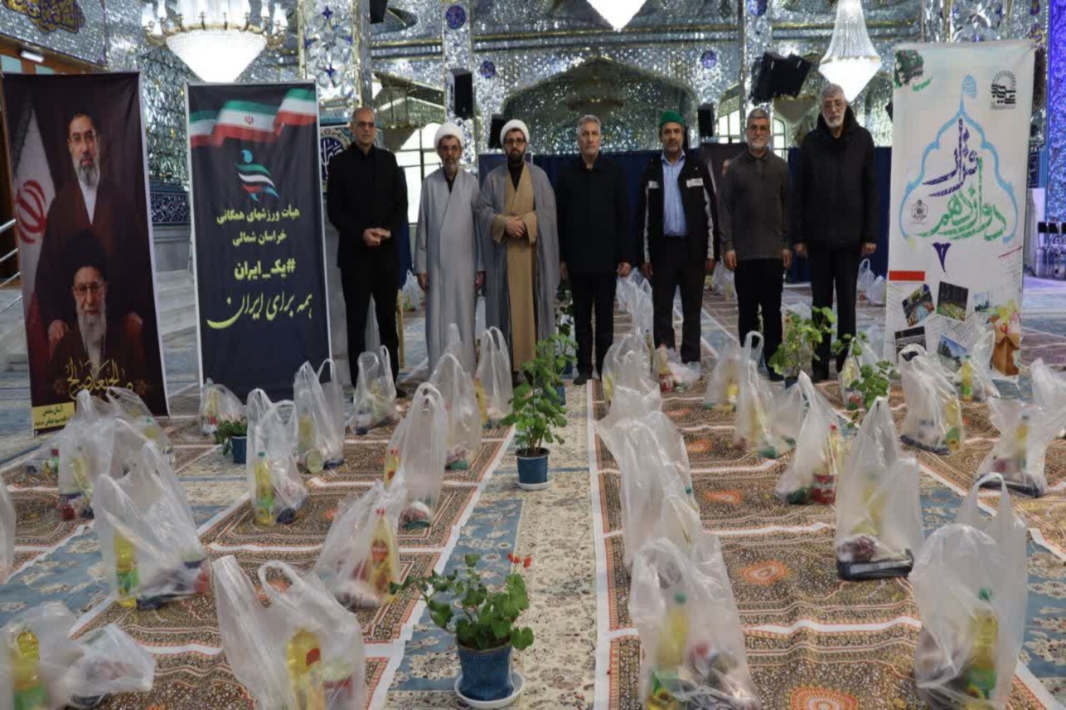 تصاویر/ توزیع بسته‌های معیشتی برای نیازمندان در آستان مقدس امامزاده سید عباس (ع) شهرستان بجنورد