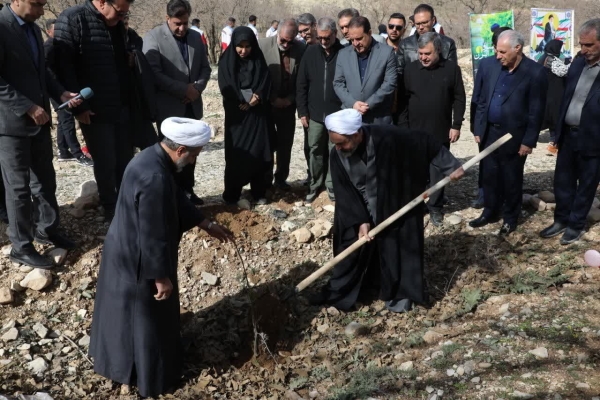 حجت الاسلام کریمی تبار: کاشت نهال نمادی از تعهد اجتماعی و اقدامی مؤثر برای نسل‌های آینده است+ تصاویر