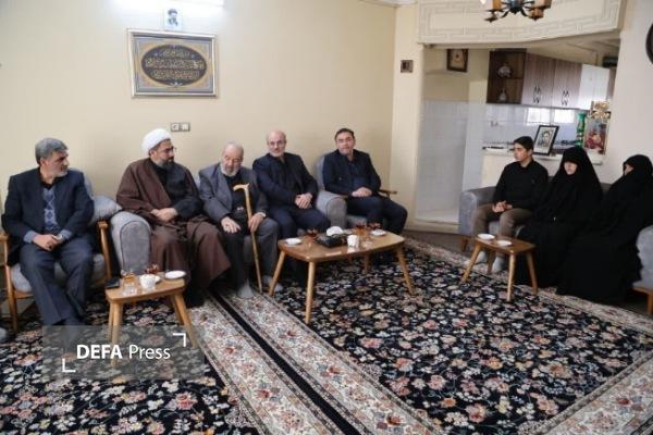دیدار نماینده ولی فقیه در استان همدان با خانواده شهید «روح‌الله اسدی موید» + تصاویر