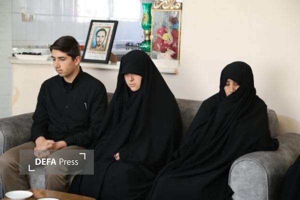 دیدار نماینده ولی فقیه در استان همدان با خانواده شهید «روح‌الله اسدی موید» + تصاویر