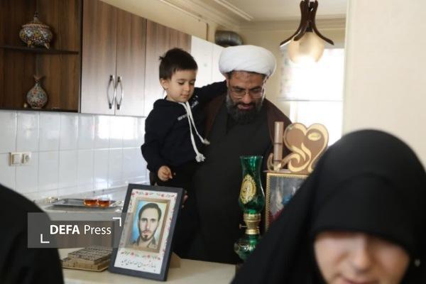 دیدار نماینده ولی فقیه در استان همدان با خانواده شهید «روح‌الله اسدی موید» + تصاویر