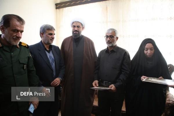دیدار مدیرکل حفظ آثار و نشر ارزش‌های دفاع مقدس همدان با خانواده شهدای جنگ رمضان + تصاویر