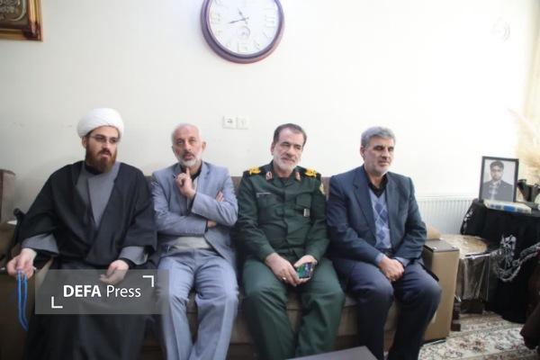 دیدار مدیرکل حفظ آثار و نشر ارزش‌های دفاع مقدس همدان با خانواده شهدای جنگ رمضان + تصاویر