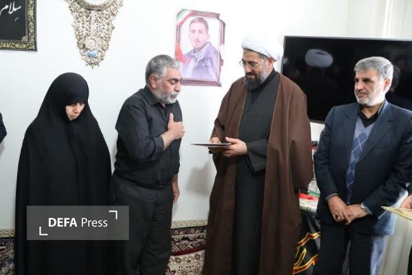 دیدار مدیرکل حفظ آثار و نشر ارزش‌های دفاع مقدس همدان با خانواده شهدای جنگ رمضان + تصاویر