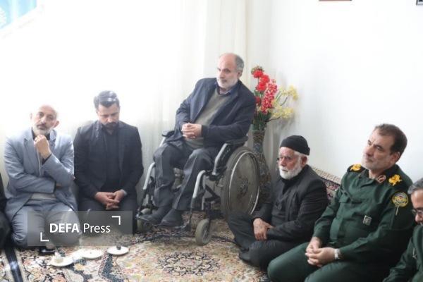 دیدار مدیرکل حفظ آثار و نشر ارزش‌های دفاع مقدس همدان با خانواده شهدای جنگ رمضان + تصاویر