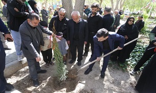 تصاویر/ آیین کاشت نهال یادبود شهدای جنگ رمضان در اصفهان