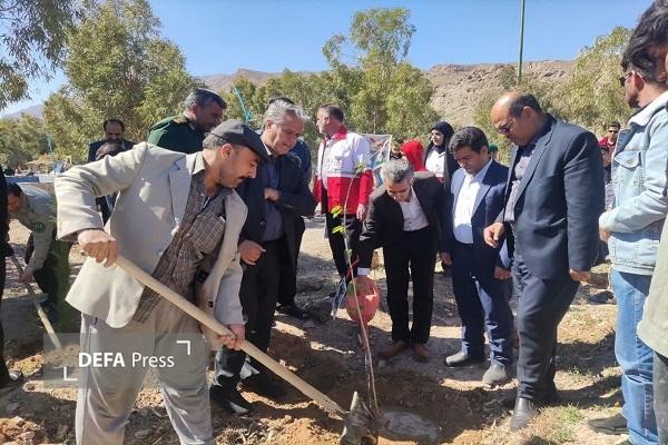 برگزاری پویش سرو ایران در باغ شهرتاریخی مهریز+ تصاویر