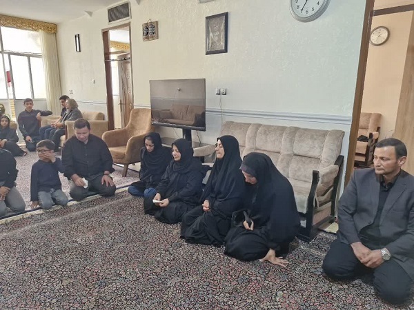 دیدار نماینده بنیاد شهید با خانواده شهدای جنگ رمضان در کرمان+تصاویر