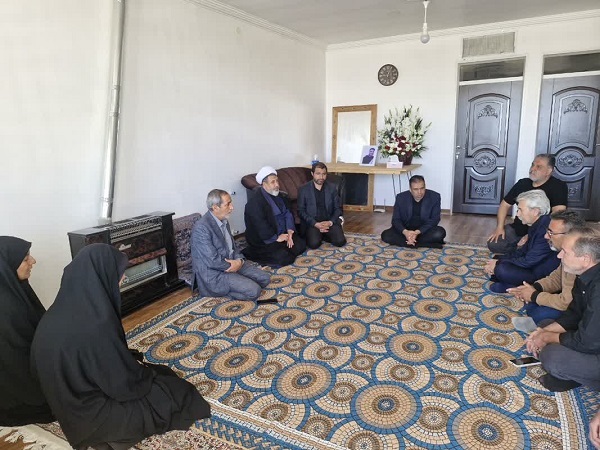 دیدار نماینده بنیاد شهید با خانواده شهدای جنگ رمضان در کرمان+تصاویر