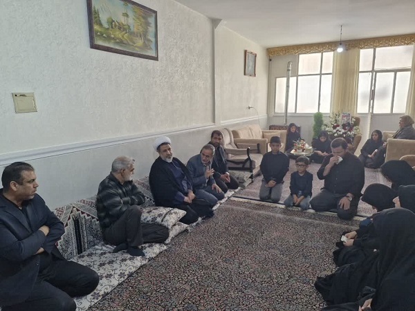 دیدار نماینده بنیاد شهید با خانواده شهدای جنگ رمضان در کرمان+تصاویر