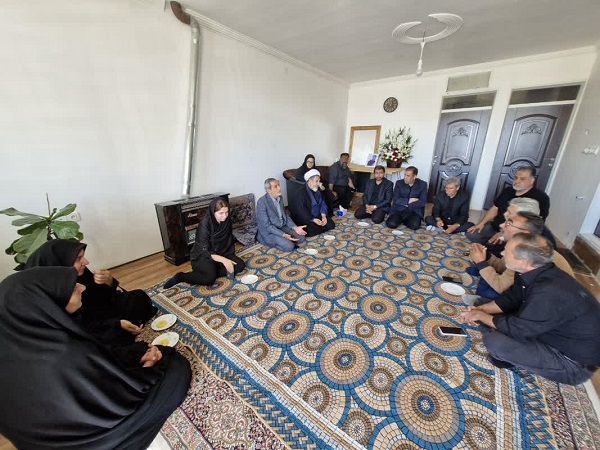 دیدار نماینده بنیاد شهید با خانواده شهدای جنگ رمضان در کرمان+تصاویر