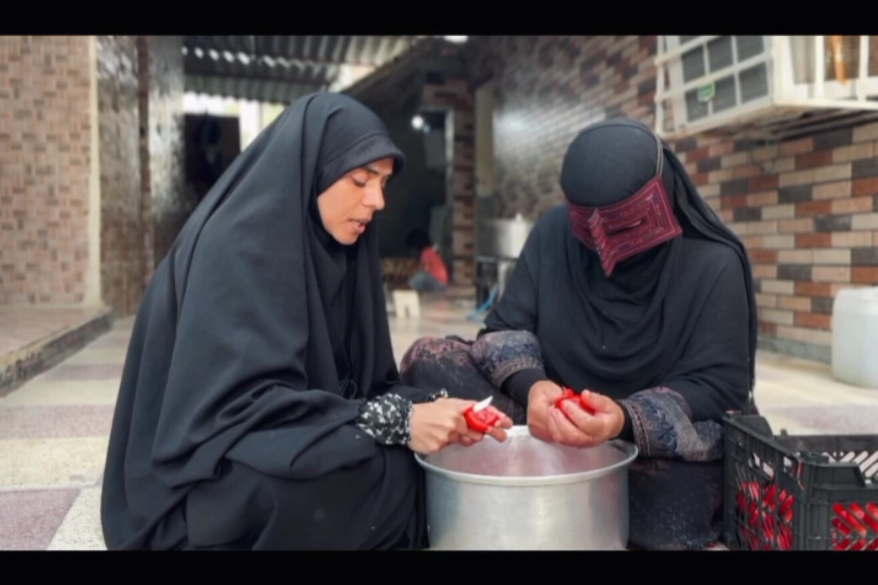 فیلم/ فعالیت خواهران در پشتیبانی از جنگ رمضان ، طبخ غذا برای رزمندگان در بخش بمانی شهرستان سیریک