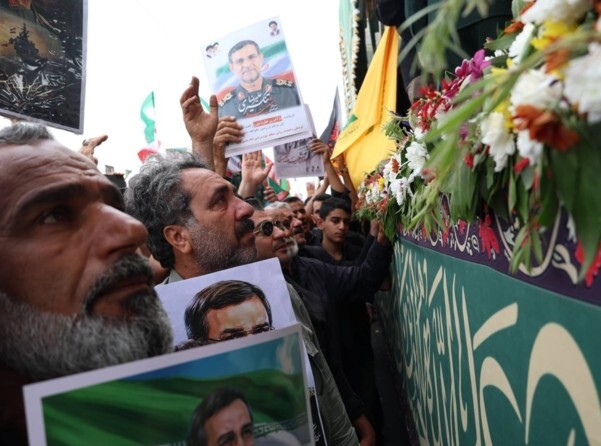 آغاز باشکوه تشییع پیکر شهید تنگسیری در آبادان