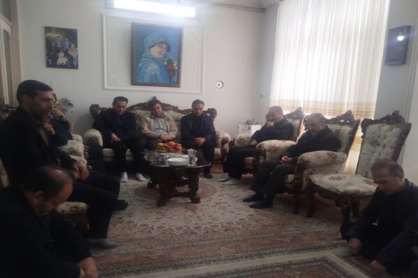 تکریم خانواده معظم شهید «انصاری» توسط مدیرکل ورزش و جوانان زنجان